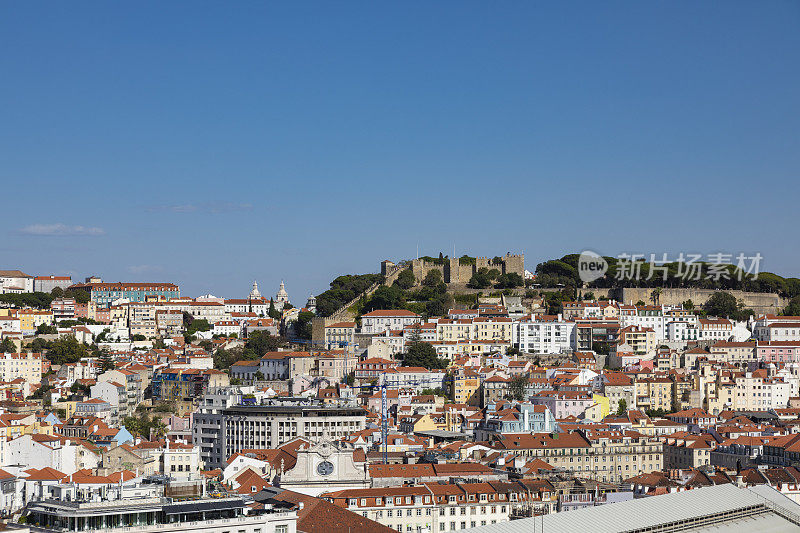 葡萄牙里斯本的城市景观和天际线从Miradouro de São Pedro de Alcântara